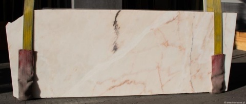 Marmur Rosa Portogallo, jasna różowo-kremowa płyta z pojedynczymi ciemniejszymi żyłkami na gładkiej powierzchni.