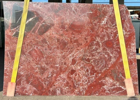 Marmur Rosso Levanto, duża płyta w odcieniach czerwieni z jasnymi żyłkami i złożonym, dekoracyjnym wzorem.