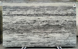 Płyta marmuru Sequoia Grey, dynamiczne poziome pasma szarości i bieli przypominające przekrój pnia drzewa.