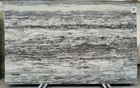 Płyta marmuru Sequoia Grey, dynamiczne poziome pasma szarości i bieli przypominające przekrój pnia drzewa.