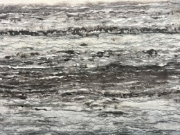 Marmur Sequoia Grey, zbliżenie na poziome warstwy szarych, białych i ciemnych smug o falistym układzie.