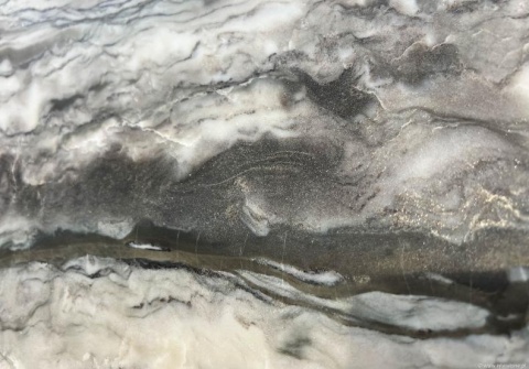 Detal Sequoia Grey, struktura szaro-białych chmurzeń z połyskującymi drobinkami i delikatnymi żyłkami.