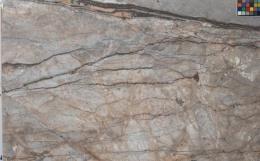 Marmur Silver River szczotka, szare tło z brązowymi żyłami tworzącymi naturalny, warstwowy rysunek.