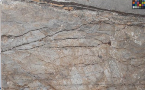 Marmur Silver River szczotka, szare tło z brązowymi żyłami tworzącymi naturalny, warstwowy rysunek.