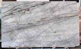 Płyta marmuru Silver River poler, jasnoszare tło z poziomymi ciemnymi żyłami i delikatnym, lustrzanym połyskiem.