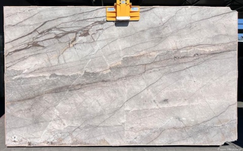 Marmur Silver River poler, duża płyta w świetle dziennym, szare pasma i naturalne pęknięcia tworzące spokojny rysunek.