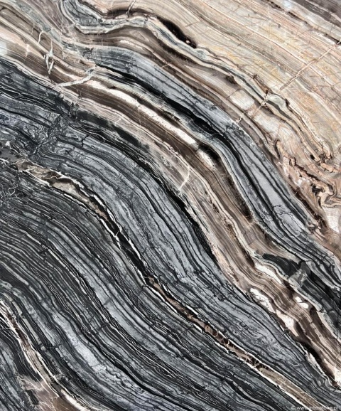 Marmur Silver Wave, dynamiczne fale w czerni, szarości i beżu tworzące efekt ruchu na powierzchni płyty.