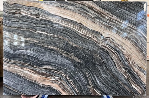 Płyta marmuru Silver Wave, wyraźne, faliste pasma szarości i brązu przypominające przekrój skalnej warstwy.