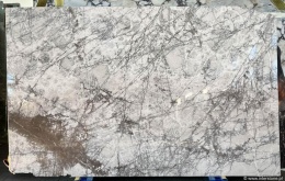 Płyta marmuru Spider White – jasnoszara tafla z gęstą siecią ciemnych, pajęczynowych żył na całej powierzchni.
