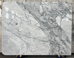 Płyta marmuru Statuarietto – jasnoszare tło z wyrazistym rysunkiem grafitowych żył