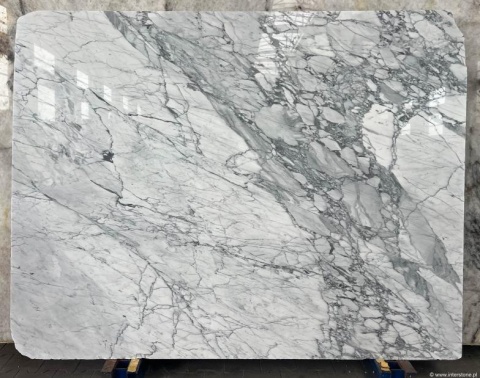 Płyta marmuru Statuarietto – jasnoszare tło z wyrazistym rysunkiem grafitowych żył