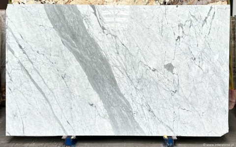 Płyta marmuru Statuarietto z szeroką, pionową szarą żyłą na jasnym tle