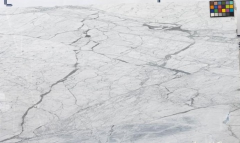 Płyta marmuru Statuario z intensywnym szarym użyleniem i dynamicznym wzorem żył