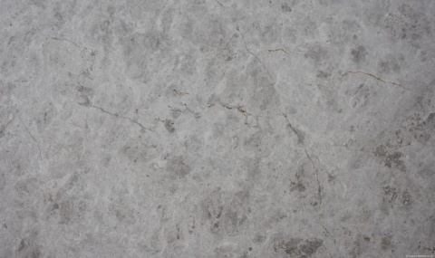 Zbliżenie struktury marmuru Tundra Grey – naturalne szare żyłki i chmurki na jednolitym, chłodnym tle.