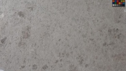 Marmur Tundra Grey – jasnoszara płyta z delikatnym, nieregularnym użyleniem i subtelnymi plamkami.