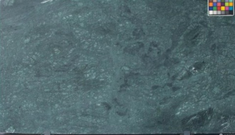 Płyta marmuru Verde Guatemala szlif – ciemnozielona powierzchnia z drobnym, nieregularnym użyleniem.