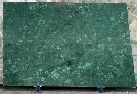 Marmur Verde Guatemala poler – jednolita zielona płyta z drobnym, nieregularnym użyleniem