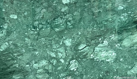 Zbliżenie marmuru Verde Guatemala poler, wyraźna struktura zielonych kryształów i żyłek