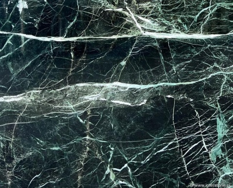 Zbliżenie struktury marmuru Verde Tinos, ciemnozielona płyta z jasnymi, nieregularnymi żyłkami