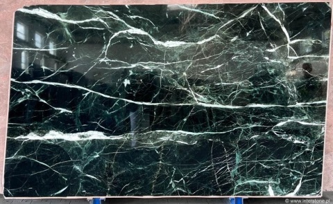 Cała płyta marmuru Verde Tinos poler, ciemnozielone tło z wyraźnym białym użyleniem