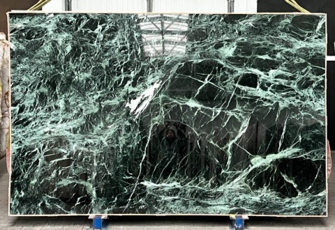 Duża płyta marmuru Verde Tinos, dynamiczny wzór jasnych żył i plam na ciemnej, zielonej powierzchni
