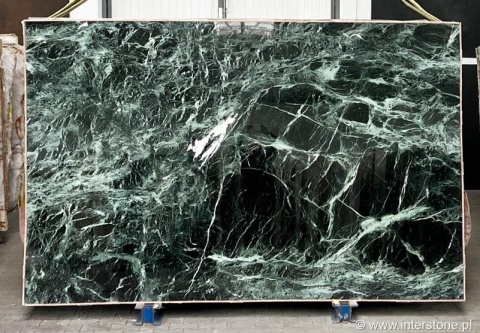 Polerowana płyta marmuru Verde Tinos, nieregularne jasne żyły na głębokiej zieleni, widok całościowy