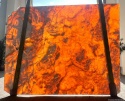 Onyks Amber slab w intensywnych pomarańczowych barwach, podświetlony, o organicznych strukturach