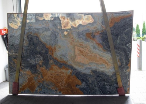 Podświetlany onyks Avion Blue ukazujący półprzezroczystą strukturę i kontrastowe pasma kolorystyczne.