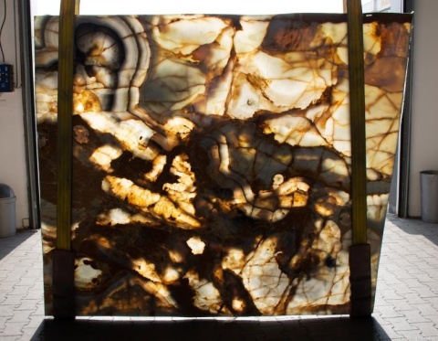 Podświetlany onyks Avion Blue ukazujący półprzezroczystą strukturę i kontrastowe pasma kolorystyczne.