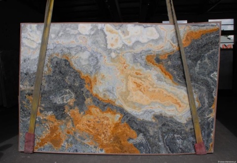 Onyks Avion Blue slab o niebiesko-grafitowej kolorystyce z ciepłymi złotymi i brązowymi akcentami.