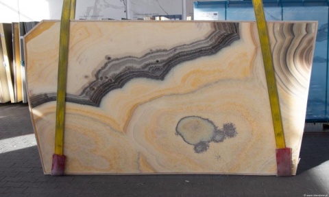 Slab onyksu Avorio 20 mm w wykończeniu polerowanym, jasna elegancka kolorystyka i naturalny rysunek.