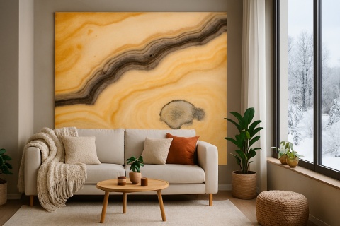 Salon zimą z płytą Avorio, jasna sofa, pled, rośliny i śnieżny widok za oknem — styl cozy.