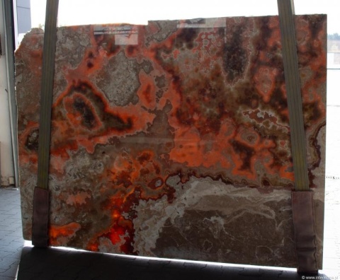 Onyx Brown slab w odcieniach beżu i karmelu z naturalnymi, falistymi pasmami.