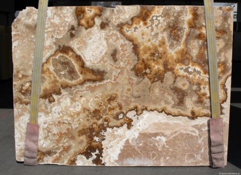 Slab Onyx Brown o zróżnicowanej strukturze, beżowo-brązowa kolorystyka i organiczny rysunek.