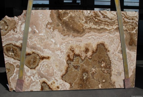 Onyx Brown slab z wyraźnymi warstwami w tonacji kawy z mlekiem i jasnego beżu.