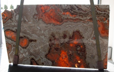 Podświetlany Onyx Brown ukazujący półprzezroczystą strukturę i bursztynowe skupiska.