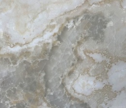 Zbliżenie onyksu Tiffany ukazujące półprzezroczystą strukturę, jasne warstwy i naturalne przejścia kolorów.