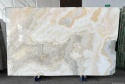 Onyks Tiffany slab w jasnych kremowo-beżowych tonach z delikatnymi złotymi przejściami.
