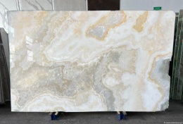 Onyks Tiffany slab w jasnych kremowo-beżowych tonach z delikatnymi złotymi przejściami.