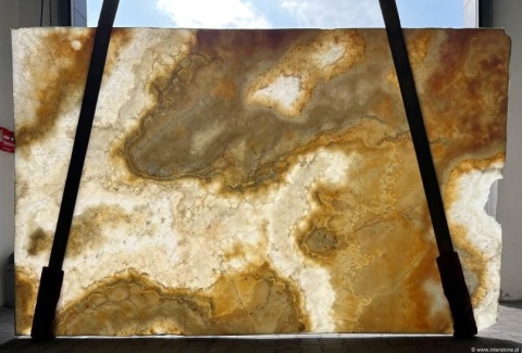 Slab onyksu Tiffany 20 mm w wykończeniu polerowanym, jasna elegancka kolorystyka i subtelny rysunek.