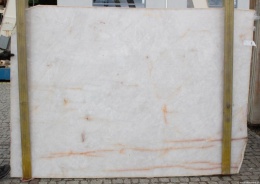 Onyks White Cristal slab w jasnej białej kolorystyce z delikatnymi beżowymi smugami.