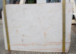 Onyks White Cristal 20 mm poler, jasna jednolita struktura z subtelnymi naturalnymi żyłkami.