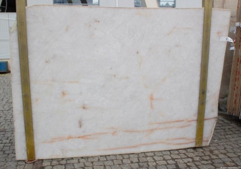 Slab onyksu White Cristal w wykończeniu polerowanym, czysta biel i lekko krystaliczny rysunek.