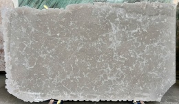 Wapień Atlantic Blue – szczotkowana powierzchnia, chłodna szaro-niebieska kolorystyka i naturalna struktura.