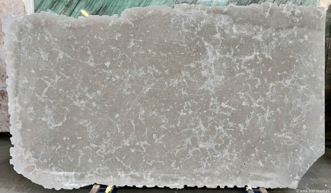 Wapień Atlantic Blue – szczotkowana powierzchnia, chłodna szaro-niebieska kolorystyka i naturalna struktura.