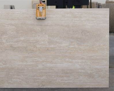 Struktura Trawertynu Classico w ciepłym kremowo-beżowym odcieniu z porowaniem