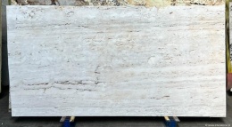 Płyta Trawertynu Navona w kremowo-beżowym odcieniu z delikatnym, falistym rysunkiem.