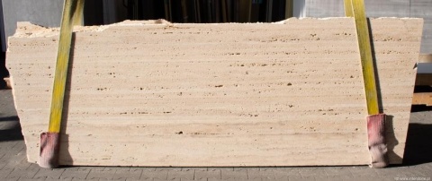 Płyta Trawertynu Romano Classico w beżowo-piaskowej tonacji z wyraźnym układem warstw.