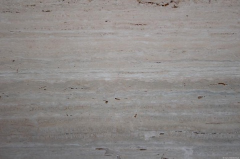 Płyta Trawertynu Romano Classico w beżowo-piaskowej tonacji z wyraźnym układem warstw.