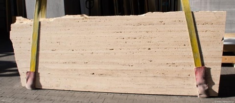 Płyta Trawertynu Romano Classico w beżowo-piaskowej tonacji z wyraźnym układem warstw.